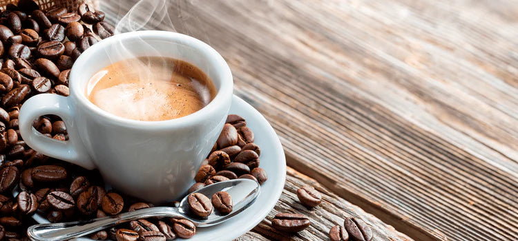 Frische Tasse Espresso mit Kaffeebohnen auf Holztisch