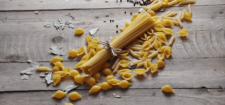 Rohes Pasta-Sortiment mit Penne, Spaghetti und Muschelnudeln