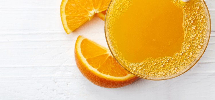 Frisch gepresster Orangensaft mit Orangenstücken