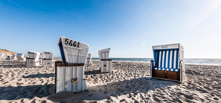 Strandkörbe am Sandstrand auf Sylt bei sonnigem Wetter