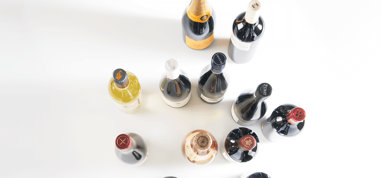 Auswahl an Wein- und Champagnerflaschen von oben fotografiert
