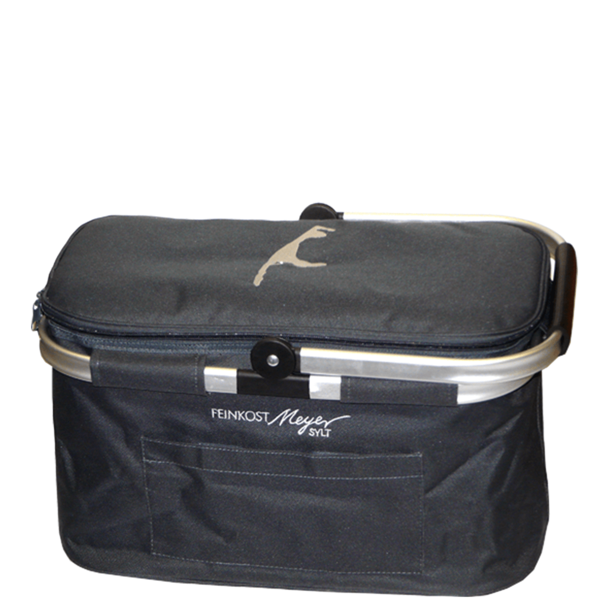 Das Bild zeigt eine schwarze Kühltasche im Stil eines Einkaufskorbs. Der Deckel ist mit einem Reißverschluss versehen und trägt eine helle Silhouette der Insel Sylt. Auf der Vorderseite befindet sich das Feinkost Meyer Sylt-Logo in Weiß. Der stabile Rahmen ist aus Aluminium gefertigt, und die Tasche verfügt über ein Frontfach. Ideal zum Einkaufen oder für Ausflüge geeignet.