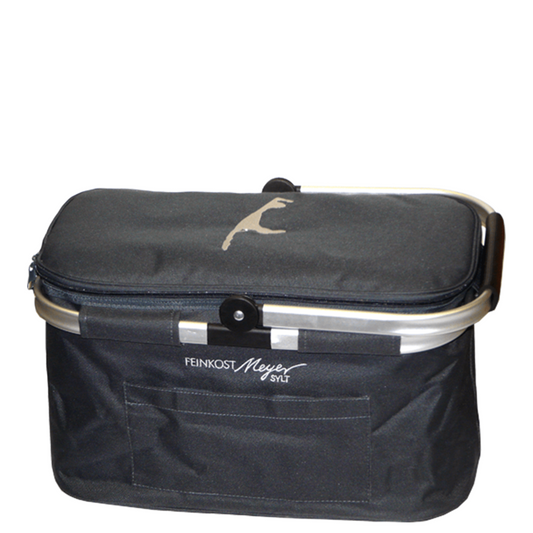 Das Bild zeigt eine schwarze Kühltasche im Stil eines Einkaufskorbs. Der Deckel ist mit einem Reißverschluss versehen und trägt eine helle Silhouette der Insel Sylt. Auf der Vorderseite befindet sich das Feinkost Meyer Sylt-Logo in Weiß. Der stabile Rahmen ist aus Aluminium gefertigt, und die Tasche verfügt über ein Frontfach. Ideal zum Einkaufen oder für Ausflüge geeignet.