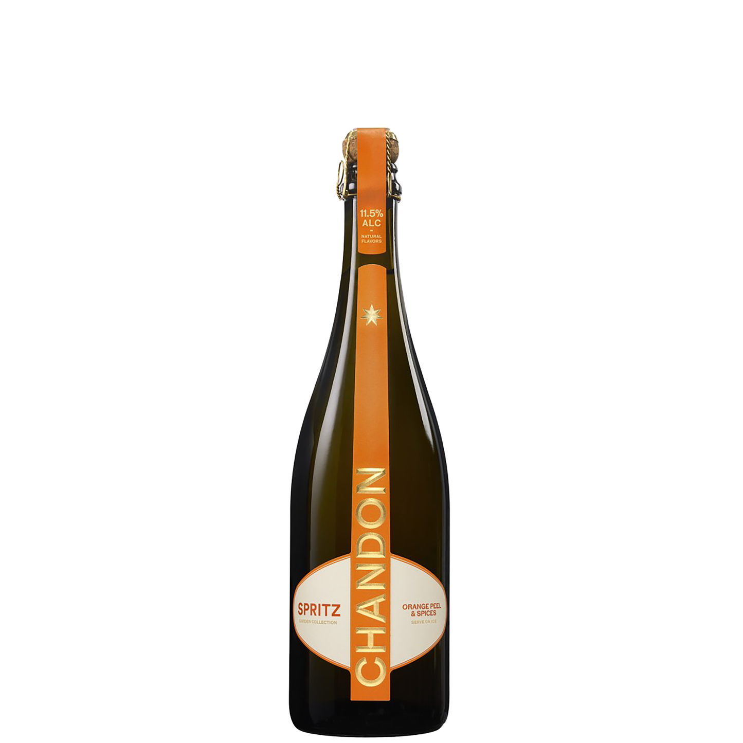 Eine schlanke, dunkelgrüne Sektflasche mit Naturkorken und Drahtverschluss steht mittig vor einem hellgrauen Hintergrund. Die Flasche hat eine schwarze Kapsel mit einem breiten orangefarbenen Streifen, auf dem der Markenname „CHANDON“ in goldenen Großbuchstaben senkrecht verläuft. Auf dem Etikett steht links „SPRITZ“ und rechts „Orange Peel & Spices“. Das Etikett ist überwiegend weiß mit orangefarbenen Akzenten. Insgesamt wirkt das Flaschendesign modern, hochwertig und auffällig.