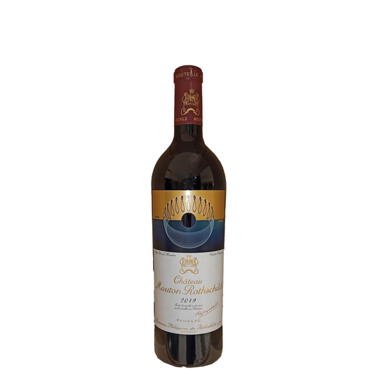 Rotweinflasche mit dunklem Glas und rotem Verschluss. Etikett mit künstlerischem Motiv in Gold und Blau, darunter Schrift Château Mouton Rothschild 2019.