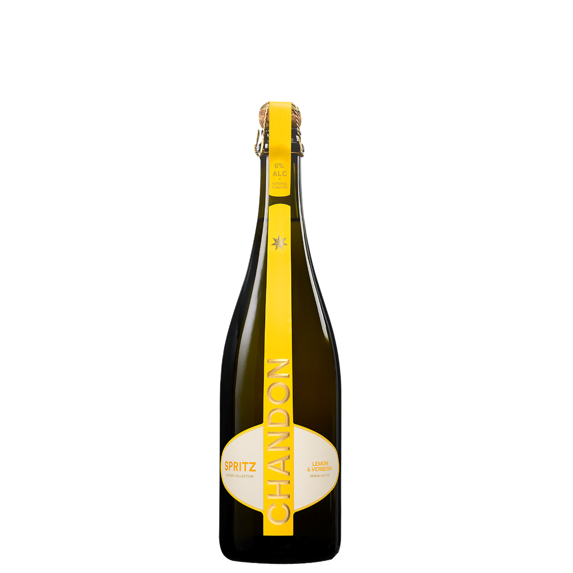 Eine Flasche Chandon Garden Spritz Lemon & Verbena. Dunkle Schaumweinflasche mit einem vertikalen gelben Band und ovalem Etikett, das den Markennamen Chandon in goldener Schrift sowie den Hinweis Lemon & Verbena - Serve on ice zeigt. Der Flaschenhals ist mit einem gelben Siegelband und Sektkorken verschlossen.
