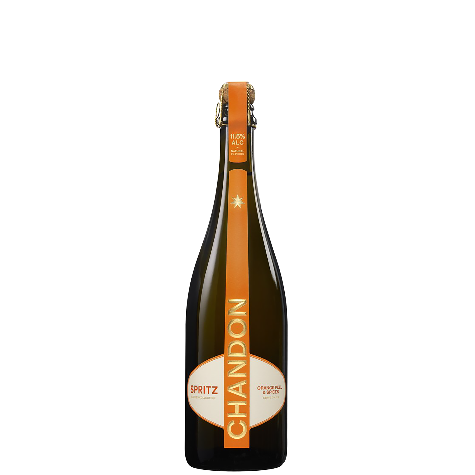Eine schlanke, dunkelgrüne Sektflasche mit Naturkorken und Drahtverschluss steht mittig vor einem hellgrauen Hintergrund. Die Flasche hat eine schwarze Kapsel mit einem breiten orangefarbenen Streifen, auf dem der Markenname „CHANDON“ in goldenen Großbuchstaben senkrecht verläuft. Auf dem Etikett steht links „SPRITZ“ und rechts „Orange Peel & Spices“. Das Etikett ist überwiegend weiß mit orangefarbenen Akzenten. Insgesamt wirkt das Flaschendesign modern, hochwertig und auffällig.
