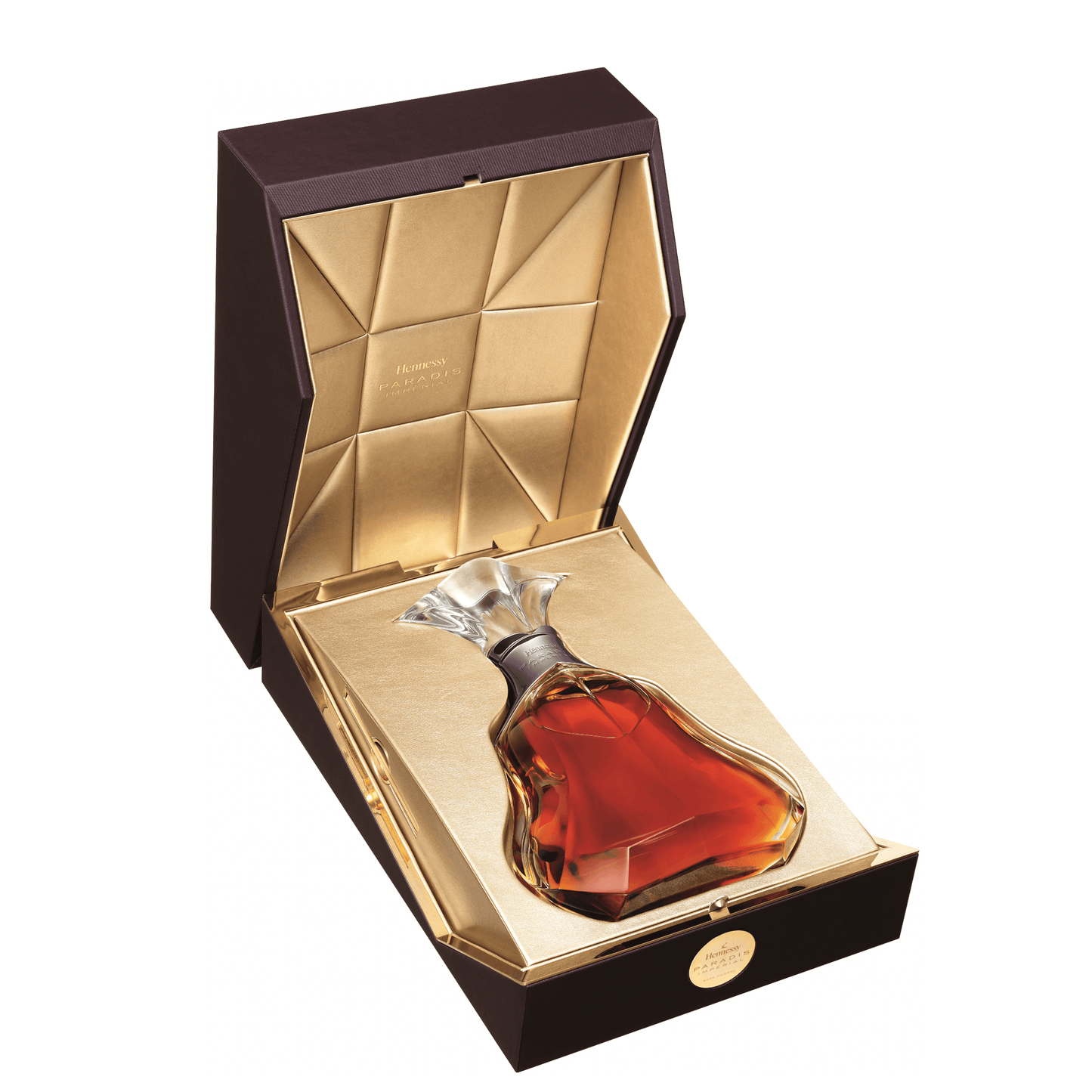 Edle Kristallkaraffe des Cognacs Hennessy Paradis Impérial in einer geöffneten, dunkelbraunen Luxus-Geschenkbox mit goldener Innenauskleidung.