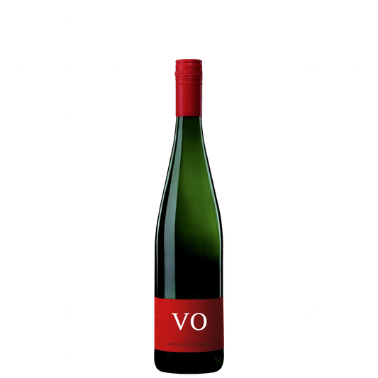 Grüne Weinflasche mit roter Kapsel und rotem Etikett mit der Aufschrift VO Riesling feinherb vor weissem Hintergrund