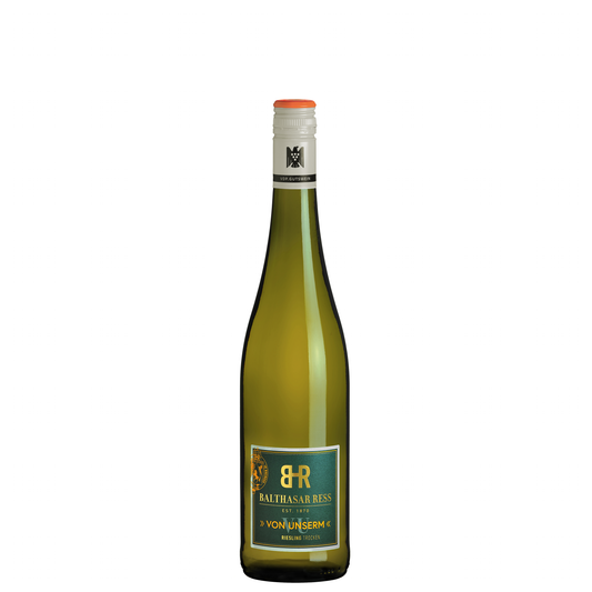 Balthasar Ress Riesling von Unserm – Hohe, schlanke Burgunderflasche mit grün-goldenem Etikett, monogrammiertem Marken-Emblem, klassischer Typografie und hellem Schraubverschluss mit oranger Kapsel