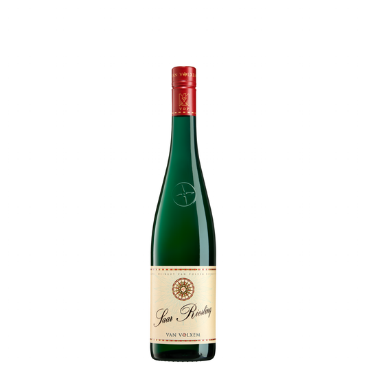 Flasche Van Volxem Saar Riesling mit grüner Flasche, roter Kapsel und cremefarbenem Etikett vor weißem Hintergrund.